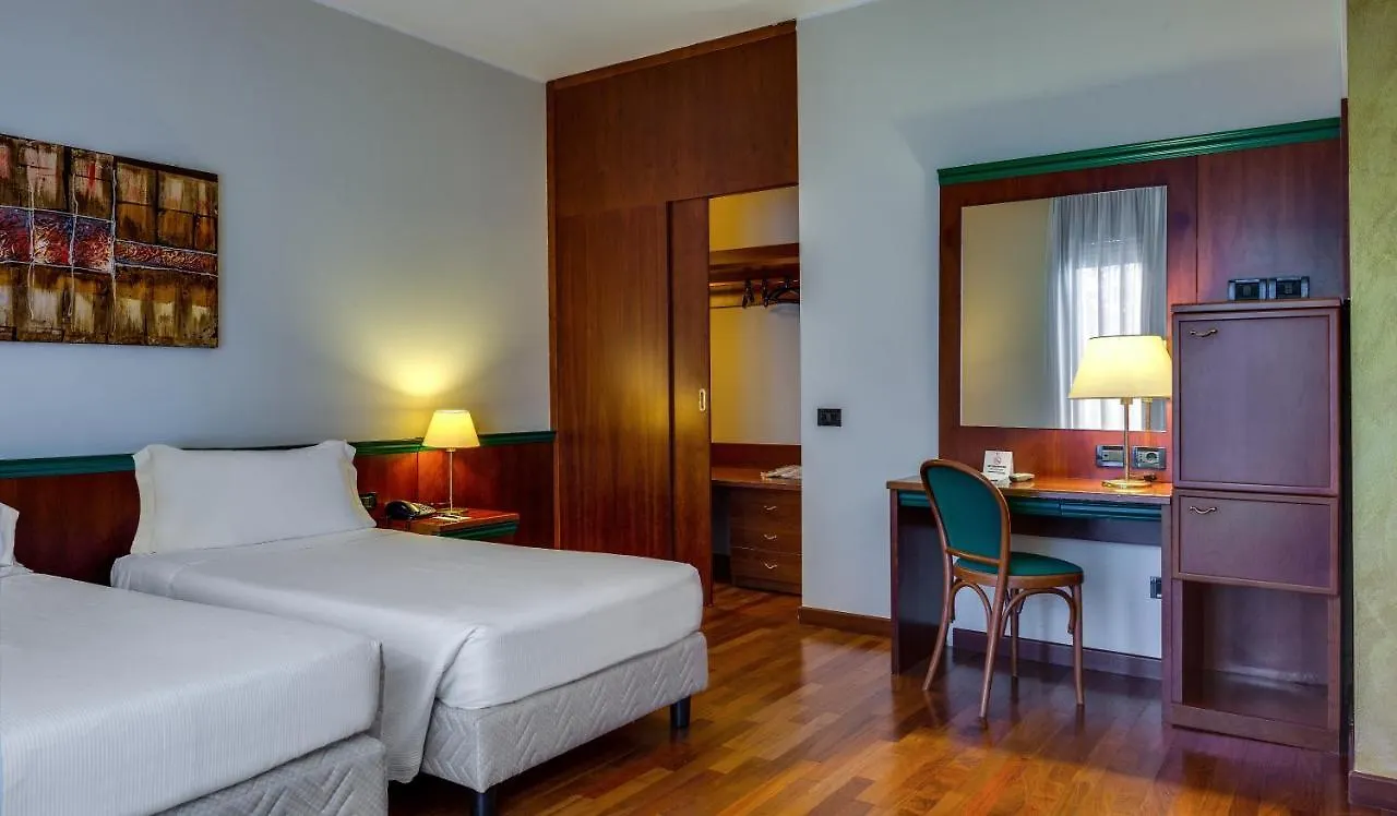 ****  Hotel Raffaello Милан Италия