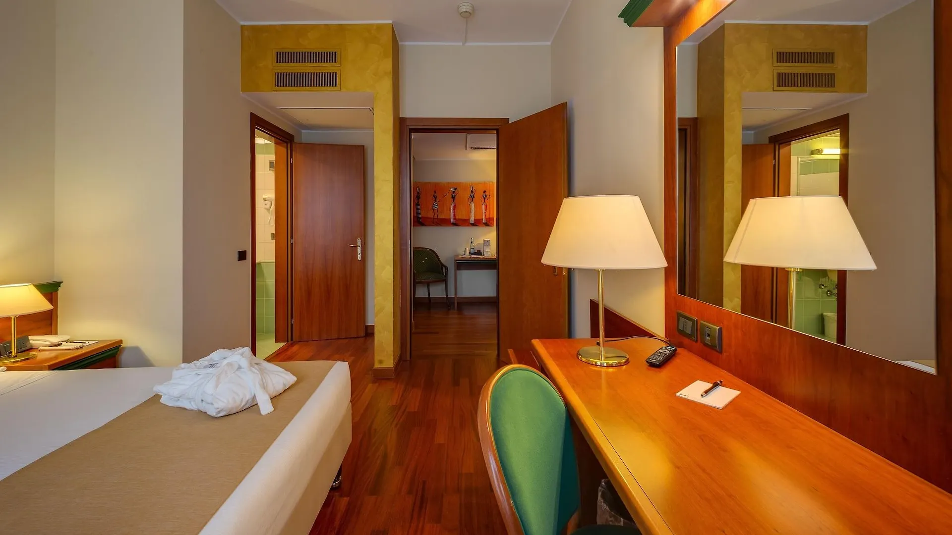 ****  Hotel Raffaello Милан Италия