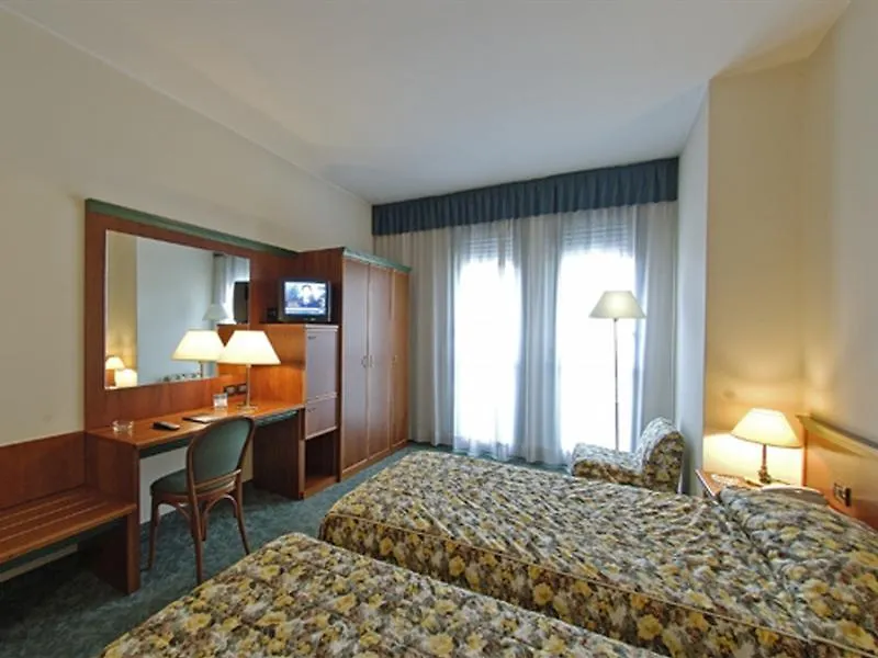 Hotel Raffaello Μιλάνο 4*,